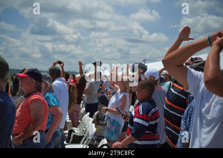 Augusta, GA: 13 maggio 2023 - spettatori che si godono lo spettacolo aereo di Augusta. Foto Stock