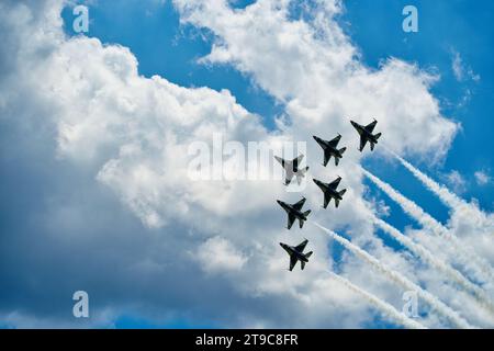 Augusta, GA, USA: 13 maggio 2023 - scintillante dimostrazione di acrobazie aeree da parte dell'US Air Force F-16 Thunder Birds ad Augusta, Georgia. Foto Stock