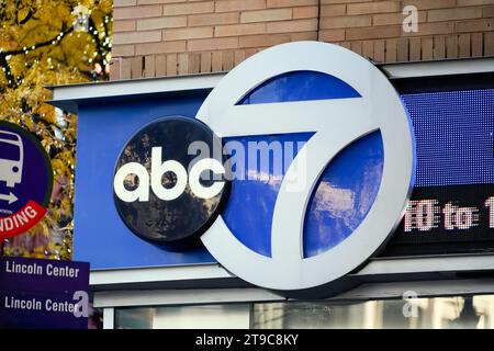 New York, NY - 23 novembre 2023: Logo di notizie ABC7 sull'edificio degli uffici della sede centrale della WABC, Lincoln Square. WABC, American Broadcasting Company Foto Stock