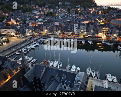 Honfleur France: Navicelle aeree con droni serali ormeggiate nel porto Foto Stock