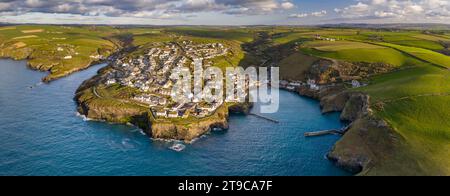 Vista aerea del porto e del villaggio di Port Isaac, North Cornwall, Inghilterra. Primavera (aprile) 2021. Foto Stock