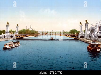 Pont Alexandre III, eine im Stil des Neobarocks errichtete Brücke über die Seine a Parigi, Frankreich, Historisch, um 1900, digital restaurierte Reproduktion von einer Vorlage aus dem 19. Jahrhundert / Pont Alexandre III, un ponte in stile neo-barocco sulla Senna a Parigi, Francia, storico, c. 1900, riproduzione digitalmente restaurata da un originale del XIX secolo Foto Stock