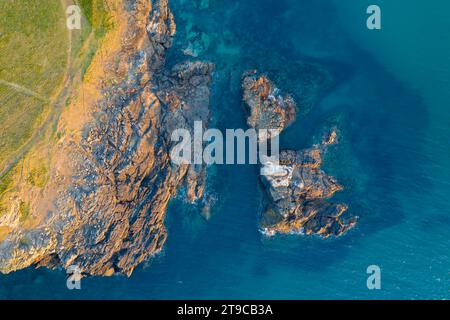 Vista aerea della spettacolare costa della Cornovaglia vicino a Trevone Bay in Cornovaglia, Inghilterra. Primavera (aprile) 2021. Foto Stock