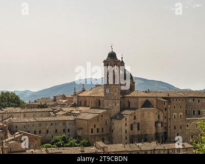 I sussurri della storia risuonano attraverso le strade acciottolate, dove un'antica cattedrale in pietra e case pittoresche sorgono come custodi del tempo, abbracciati dal tempo Foto Stock