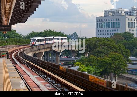 Kuala Lumpur, Malesia - 12 settembre 2018: Treno della metropolitana della linea Kelana Jaya che arriva alla stazione Dang Wangi LRT. Foto Stock