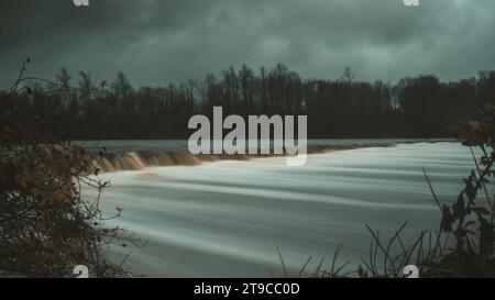 Catturando l'essenza del tempo in una delicata danza, la piccola cascata svela la sua bellezza serena attraverso la magia della lunga esposizione, un sintomo tranquillo Foto Stock