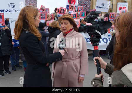 Rassemblement à l'appel de WIZO France pour la libération de tous les otages détenus par le Hamas. Anne Sinclair Benjamin Haddad, Noa étaient présents Foto Stock