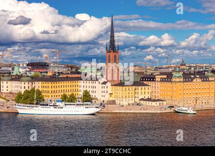 Vista del tribunale della città vecchia e del campanile della chiesa di Riddarholmen sull'isola di Gamla Stan in una giornata di sole. Svezia. Stoccolma. Foto Stock