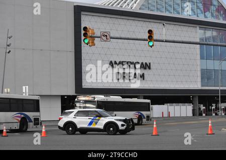 East Rutherford, Stati Uniti. 24 novembre 2023. Il veicolo della polizia blocca l'ingresso dell'American Dream Mall. L'American Dream Mall è stato evacuato a causa di una bomba sul Black Friday a East Rutherford, New Jersey. L'allarme bomba ha forzato l'evacuazione e la chiusura temporanea dell'American Dream Mall il Black Friday. Numerose agenzie di polizia hanno risposto e determinato che il centro commerciale era sicuro. Credito: SOPA Images Limited/Alamy Live News Foto Stock