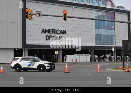 East Rutherford, Stati Uniti. 24 novembre 2023. Il veicolo della polizia blocca l'ingresso dell'American Dream Mall. L'American Dream Mall è stato evacuato a causa di una bomba sul Black Friday a East Rutherford, New Jersey. L'allarme bomba ha forzato l'evacuazione e la chiusura temporanea dell'American Dream Mall il Black Friday. Numerose agenzie di polizia hanno risposto e determinato che il centro commerciale era sicuro. Credito: SOPA Images Limited/Alamy Live News Foto Stock