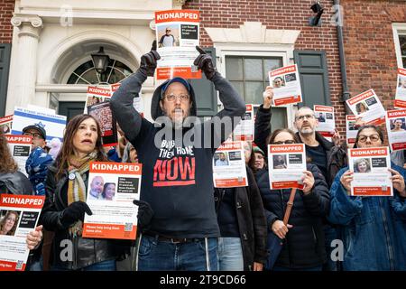 New York City, Stati Uniti. 24 novembre 2023. Persone in possesso di segni in una manifestazione per la libertà degli ostaggi detenuti da Hamas a Gaza. Il rally si è svolto di fronte alla casa del Segretario generale delle Nazioni Unite Antonio Guterres a Sutton Place a New York. (Foto di Michael Brochstein/Sipa USA) credito: SIPA USA/Alamy Live News Foto Stock