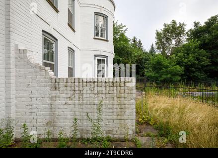 Una casa abbandonata in stile georgiano revival che ora è sovraccresciuta. Foto Stock