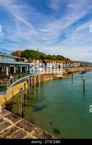 Vista del porto di Folkestone Kent, Regno Unito, una città portuale sulla Manica nel sud-est dell'Inghilterra con cielo blu sopra. Foto Stock