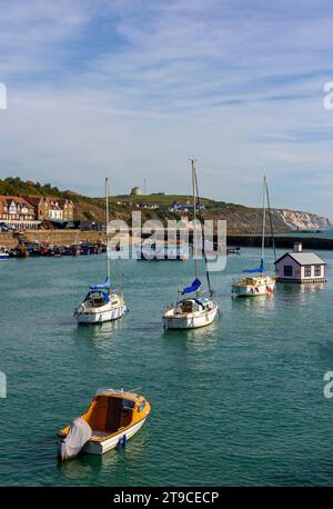 Barche ormeggiate nel porto di Folkestone Kent Regno Unito una città portuale sulla Manica nel sud-est dell'Inghilterra con cielo blu sopra. Foto Stock