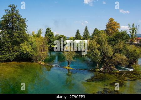 Il fiume una passa attraverso il Bihac centrale nel Canton una-sana, Federazione di Bosnia ed Erzegovina. Vista dalla maggior parte del ponte Alije Izetbegovica Foto Stock