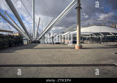Genova, Italia - novembre 2023 - struttura a trazione sul lungomare su un porto vicino al mare in una giornata di sole Foto Stock