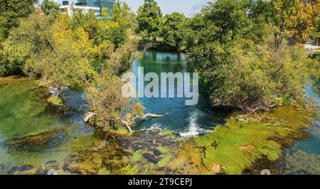 Il fiume una passa attraverso il Bihac centrale nel Canton una-sana, Federazione di Bosnia ed Erzegovina. Vista dalla maggior parte del ponte Alije Izetbegovica Foto Stock