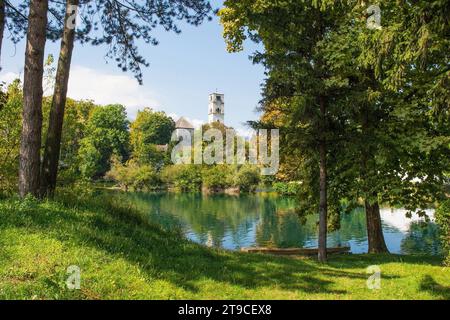 Il fiume una passa attraverso il Bihac centrale nel Canton una-sana, in Bosnia ed Erzegovina. Torre del Capitano e sfondo della chiesa di Sant'Antonio da Padova Foto Stock