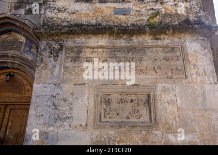Una parete anteriore della Moschea Fethija nel centro di Bihac nel cantone una-sana, Federazione di Bosnia ed Erzegovina. Costruita nel 1266 come chiesa cattolica Foto Stock