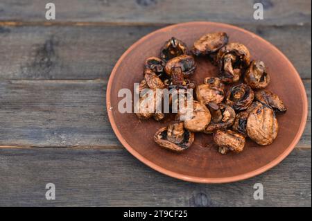 una porzione di champignon in un piatto. barbecue di funghi cotti alla griglia. Foto Stock