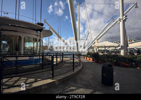 Genova, Italia - novembre 2023 - struttura a trazione sul lungomare su un porto vicino al mare in una giornata di sole Foto Stock