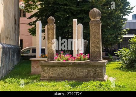 Lapidi accanto alla Moschea Fethija nel centro di Bihac, cantone una-sana, Federazione di Bosnia ed Erzegovina Foto Stock