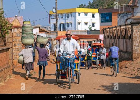 Trasporto pubblico cittadino con risciò ciclabile/ciclopousse nella città di Antsirabe, regione di Vakinankaratra, Highlands centrali, Madagascar, Africa Foto Stock