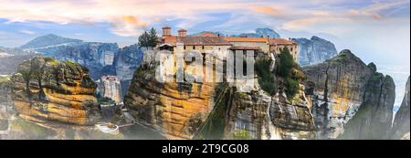 Viaggio in Grecia e luoghi di interesse - rocce uniche di Meteora con monastero sospeso all'alba. Sito UNESCO Foto Stock