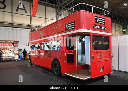 Un autobus a tetto aperto di londra. Foto Stock