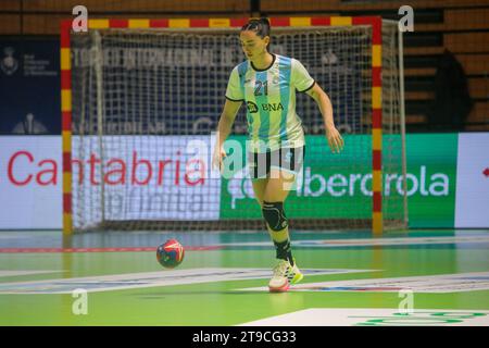 Santander, Spagna, 24 novembre 2023: La calciatrice argentina Macarena Gandulfo (21) dribbling la palla durante la 1a giornata del Torneo Internazionale femminile di Spagna 2023 tra Argentina e Serbia, il 24 novembre 2023, al Palacio de Deportes de Santander, a Santander, in Spagna. Credito: Alberto Brevers / Alamy Live News. Foto Stock