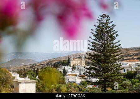 Lefkes, Griechenland. 22 ottobre 2023. Paros, Grecia 2023, vista sulla città di Lefkes, una piccola città nel centro di Paros, vista su Lefkes, una piccola città nel mezzo di Paros, credito: dpa/Alamy Live News Foto Stock