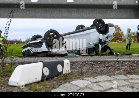 A14/Lipsia - Kind rast alleine über die A14 und baut Unfall Junge nach Überschlag an Autobahnauffahrt schwer verletzt 20.11.2023 gegen 10,45 Uhr A14 Richtung Leipzig, Abfahrt Leipzig-Nord BEI einem schweren Unfall am Mittwochvormittag auf der A14 Richtung Magdeburg ist an der Abfahrt Leipzig-Nord verunglückt Junge-jähriger 11-. DAS kind schnappte sich den Schlüssel des Autos von seinem Vater und fuhr mit dem Skoda davon. An der Abfahrt verlor das kind die Kontrolle über das Fahrzeug, fuhr knapp an einem Straßenschild vorbei, über eine Wiese und überschlug sich mehrfach. Erst hinter einer L Foto Stock