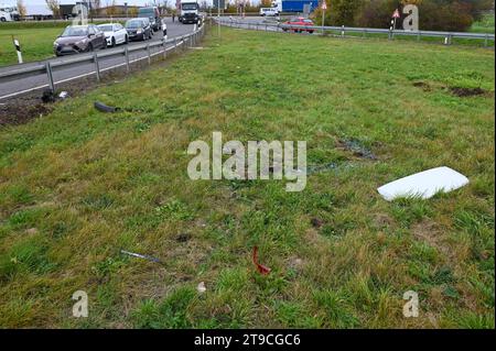 A14/Lipsia - Kind rast alleine über die A14 und baut Unfall Junge nach Überschlag an Autobahnauffahrt schwer verletzt 20.11.2023 gegen 10,45 Uhr A14 Richtung Leipzig, Abfahrt Leipzig-Nord BEI einem schweren Unfall am Mittwochvormittag auf der A14 Richtung Magdeburg ist an der Abfahrt Leipzig-Nord verunglückt Junge-jähriger 11-. DAS kind schnappte sich den Schlüssel des Autos von seinem Vater und fuhr mit dem Skoda davon. An der Abfahrt verlor das kind die Kontrolle über das Fahrzeug, fuhr knapp an einem Straßenschild vorbei, über eine Wiese und überschlug sich mehrfach. Erst hinter einer L Foto Stock