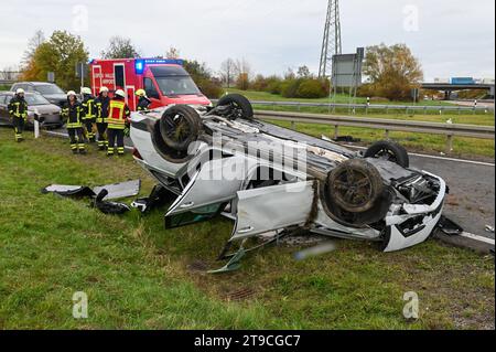 A14/Lipsia - Kind rast alleine über die A14 und baut Unfall Junge nach Überschlag an Autobahnauffahrt schwer verletzt 20.11.2023 gegen 10,45 Uhr A14 Richtung Leipzig, Abfahrt Leipzig-Nord BEI einem schweren Unfall am Mittwochvormittag auf der A14 Richtung Magdeburg ist an der Abfahrt Leipzig-Nord verunglückt Junge-jähriger 11-. DAS kind schnappte sich den Schlüssel des Autos von seinem Vater und fuhr mit dem Skoda davon. An der Abfahrt verlor das kind die Kontrolle über das Fahrzeug, fuhr knapp an einem Straßenschild vorbei, über eine Wiese und überschlug sich mehrfach. Erst hinter einer L Foto Stock