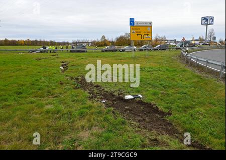 A14/Lipsia - Kind rast alleine über die A14 und baut Unfall Junge nach Überschlag an Autobahnauffahrt schwer verletzt 20.11.2023 gegen 10,45 Uhr A14 Richtung Leipzig, Abfahrt Leipzig-Nord BEI einem schweren Unfall am Mittwochvormittag auf der A14 Richtung Magdeburg ist an der Abfahrt Leipzig-Nord verunglückt Junge-jähriger 11-. DAS kind schnappte sich den Schlüssel des Autos von seinem Vater und fuhr mit dem Skoda davon. An der Abfahrt verlor das kind die Kontrolle über das Fahrzeug, fuhr knapp an einem Straßenschild vorbei, über eine Wiese und überschlug sich mehrfach. Erst hinter einer L Foto Stock