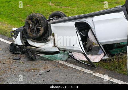 A14/Lipsia - Kind rast alleine über die A14 und baut Unfall Junge nach Überschlag an Autobahnauffahrt schwer verletzt 20.11.2023 gegen 10,45 Uhr A14 Richtung Leipzig, Abfahrt Leipzig-Nord BEI einem schweren Unfall am Mittwochvormittag auf der A14 Richtung Magdeburg ist an der Abfahrt Leipzig-Nord verunglückt Junge-jähriger 11-. DAS kind schnappte sich den Schlüssel des Autos von seinem Vater und fuhr mit dem Skoda davon. An der Abfahrt verlor das kind die Kontrolle über das Fahrzeug, fuhr knapp an einem Straßenschild vorbei, über eine Wiese und überschlug sich mehrfach. Erst hinter einer L Foto Stock