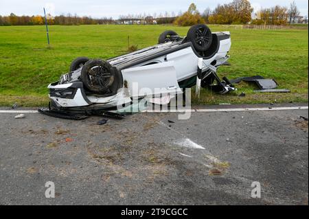 A14/Lipsia - Kind rast alleine über die A14 und baut Unfall Junge nach Überschlag an Autobahnauffahrt schwer verletzt 20.11.2023 gegen 10,45 Uhr A14 Richtung Leipzig, Abfahrt Leipzig-Nord BEI einem schweren Unfall am Mittwochvormittag auf der A14 Richtung Magdeburg ist an der Abfahrt Leipzig-Nord verunglückt Junge-jähriger 11-. DAS kind schnappte sich den Schlüssel des Autos von seinem Vater und fuhr mit dem Skoda davon. An der Abfahrt verlor das kind die Kontrolle über das Fahrzeug, fuhr knapp an einem Straßenschild vorbei, über eine Wiese und überschlug sich mehrfach. Erst hinter einer L Foto Stock