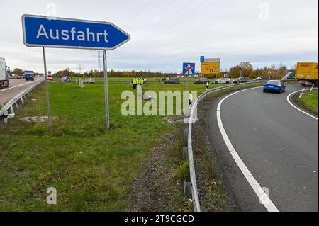 A14/Lipsia - Kind rast alleine über die A14 und baut Unfall Junge nach Überschlag an Autobahnauffahrt schwer verletzt 20.11.2023 gegen 10,45 Uhr A14 Richtung Leipzig, Abfahrt Leipzig-Nord BEI einem schweren Unfall am Mittwochvormittag auf der A14 Richtung Magdeburg ist an der Abfahrt Leipzig-Nord verunglückt Junge-jähriger 11-. DAS kind schnappte sich den Schlüssel des Autos von seinem Vater und fuhr mit dem Skoda davon. An der Abfahrt verlor das kind die Kontrolle über das Fahrzeug, fuhr knapp an einem Straßenschild vorbei, über eine Wiese und überschlug sich mehrfach. Erst hinter einer L Foto Stock