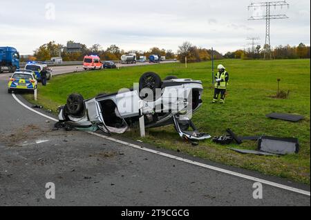 A14/Lipsia - Kind rast alleine über die A14 und baut Unfall Junge nach Überschlag an Autobahnauffahrt schwer verletzt 20.11.2023 gegen 10,45 Uhr A14 Richtung Leipzig, Abfahrt Leipzig-Nord BEI einem schweren Unfall am Mittwochvormittag auf der A14 Richtung Magdeburg ist an der Abfahrt Leipzig-Nord verunglückt Junge-jähriger 11-. DAS kind schnappte sich den Schlüssel des Autos von seinem Vater und fuhr mit dem Skoda davon. An der Abfahrt verlor das kind die Kontrolle über das Fahrzeug, fuhr knapp an einem Straßenschild vorbei, über eine Wiese und überschlug sich mehrfach. Erst hinter einer L Foto Stock