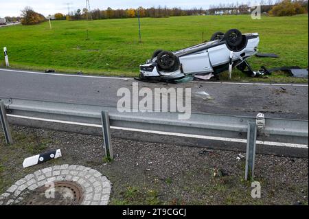 A14/Lipsia - Kind rast alleine über die A14 und baut Unfall Junge nach Überschlag an Autobahnauffahrt schwer verletzt 20.11.2023 gegen 10,45 Uhr A14 Richtung Leipzig, Abfahrt Leipzig-Nord BEI einem schweren Unfall am Mittwochvormittag auf der A14 Richtung Magdeburg ist an der Abfahrt Leipzig-Nord verunglückt Junge-jähriger 11-. DAS kind schnappte sich den Schlüssel des Autos von seinem Vater und fuhr mit dem Skoda davon. An der Abfahrt verlor das kind die Kontrolle über das Fahrzeug, fuhr knapp an einem Straßenschild vorbei, über eine Wiese und überschlug sich mehrfach. Erst hinter einer L Foto Stock