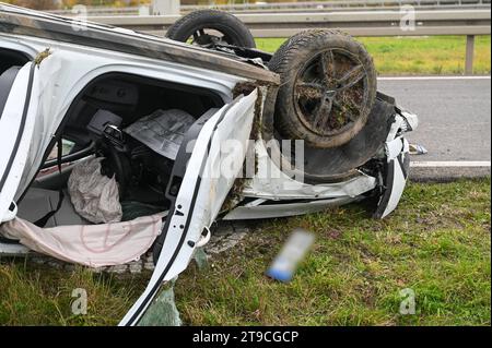 A14/Lipsia - Kind rast alleine über die A14 und baut Unfall Junge nach Überschlag an Autobahnauffahrt schwer verletzt 20.11.2023 gegen 10,45 Uhr A14 Richtung Leipzig, Abfahrt Leipzig-Nord BEI einem schweren Unfall am Mittwochvormittag auf der A14 Richtung Magdeburg ist an der Abfahrt Leipzig-Nord verunglückt Junge-jähriger 11-. DAS kind schnappte sich den Schlüssel des Autos von seinem Vater und fuhr mit dem Skoda davon. An der Abfahrt verlor das kind die Kontrolle über das Fahrzeug, fuhr knapp an einem Straßenschild vorbei, über eine Wiese und überschlug sich mehrfach. Erst hinter einer L Foto Stock