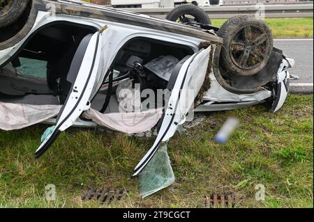 A14/Lipsia - Kind rast alleine über die A14 und baut Unfall Junge nach Überschlag an Autobahnauffahrt schwer verletzt 20.11.2023 gegen 10,45 Uhr A14 Richtung Leipzig, Abfahrt Leipzig-Nord BEI einem schweren Unfall am Mittwochvormittag auf der A14 Richtung Magdeburg ist an der Abfahrt Leipzig-Nord verunglückt Junge-jähriger 11-. DAS kind schnappte sich den Schlüssel des Autos von seinem Vater und fuhr mit dem Skoda davon. An der Abfahrt verlor das kind die Kontrolle über das Fahrzeug, fuhr knapp an einem Straßenschild vorbei, über eine Wiese und überschlug sich mehrfach. Erst hinter einer L Foto Stock