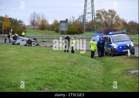 A14/Lipsia - Kind rast alleine über die A14 und baut Unfall Junge nach Überschlag an Autobahnauffahrt schwer verletzt 20.11.2023 gegen 10,45 Uhr A14 Richtung Leipzig, Abfahrt Leipzig-Nord BEI einem schweren Unfall am Mittwochvormittag auf der A14 Richtung Magdeburg ist an der Abfahrt Leipzig-Nord verunglückt Junge-jähriger 11-. DAS kind schnappte sich den Schlüssel des Autos von seinem Vater und fuhr mit dem Skoda davon. An der Abfahrt verlor das kind die Kontrolle über das Fahrzeug, fuhr knapp an einem Straßenschild vorbei, über eine Wiese und überschlug sich mehrfach. Erst hinter einer L Foto Stock