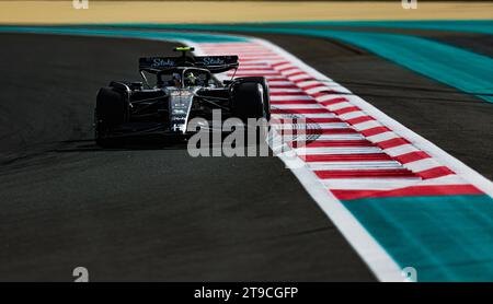 Abu Dhabi, Emirati Arabi Uniti. 24 novembre 2023. ABU DHABI, EMIRATI ARABI UNITI - 24 NOVEMBRE: Roberto Merhi in pista durante le prove in vista del Gran Premio di Formula 1 di Abu Dhabi sul circuito Yas Marina il 24 novembre 2023 ad Abu Dhabi, Emirati Arabi Uniti. (Foto di Amin Jamali/ATP Images) (Amin Jamali/ATP/SPP) credito: SPP Sport Press Photo. /Alamy Live News Foto Stock