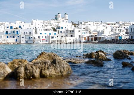 Paros, Griechenland. 24 ottobre 2023. Paros, Grecia 2023, Una vista panoramica del bellissimo villaggio di Naousa sull'isola di Paros, Grecia, Vista del villaggio di Naousa, isola di Paros, Grecia credito: dpa/Alamy Live News Foto Stock