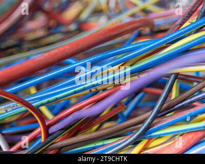 Primo piano dei fili elettrici misti confusi multicolore Foto Stock