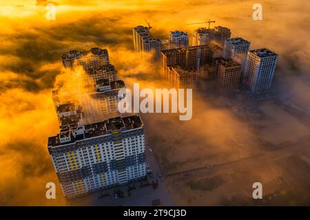 Altezze avvolte dalla nebbia: Ammira i giganti urbani in mezzo alla nebbia Foto Stock