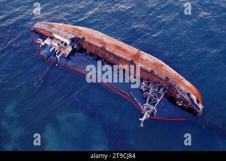 Waves' Triumph: La petroliera si è rovesciata di fronte alla tempesta Foto Stock