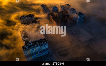 Ethereal Heights: Sopra la nebbia con edifici alti come fari Foto Stock
