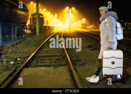 Dorohusk, Polonia. 24 novembre 2023. La presidente del Senato Stephanie D'Hose, nella foto, nella stazione ferroviaria di Dorohusk, in Polonia, vicino al confine polacco-ucraino, sulla strada per Kiev, Ucraina, venerdì 24 novembre 2023. La presidente della camera Tillieux e la presidente del Senato D'Hhose arriveranno nella capitale Ucraina Kiev sabato per partecipare a una cerimonia per commemorare l'Holodomor. BELGA PHOTO BENOIT DOPPAGNE Credit: Belga News Agency/Alamy Live News Foto Stock